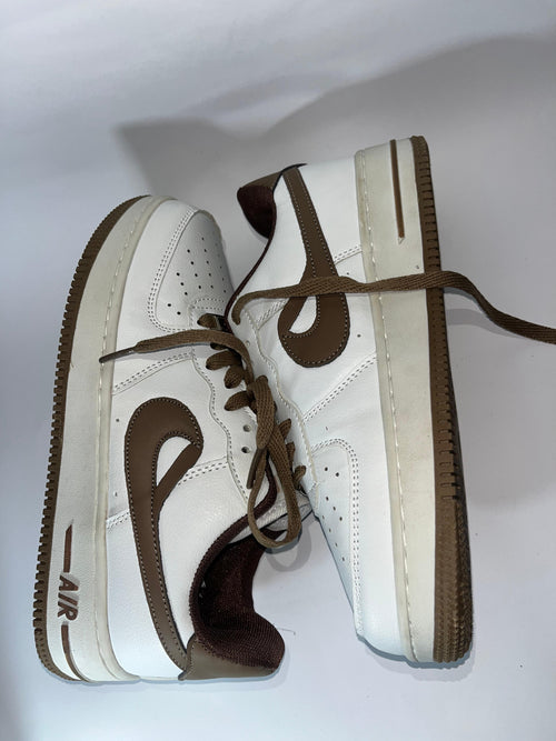 Low-Top White Nike Sneakers